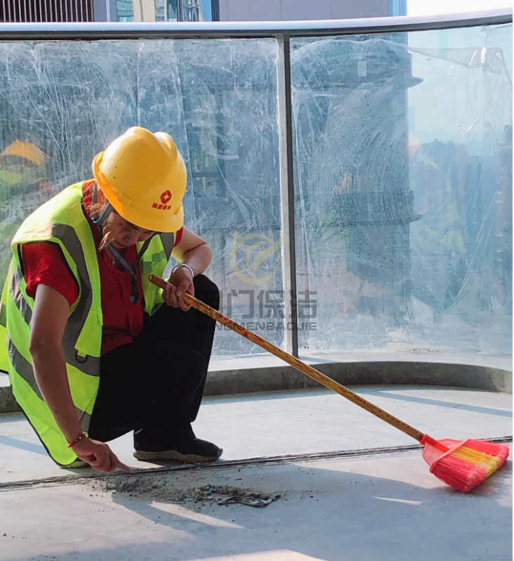 開荒選擇專業的(de)清潔(jié)公司,不僅效率高,效果也